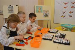 Набор R:ED KIDS предназначен для обучения детей от 4-х лет основам робототехники. Набор знакомит детей 4–6 лет с основами робототехники и программирования без компьютера