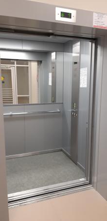 Здание по адресу: ул. Ижорского Батальона д. 9, корп. 3
оснащено лифтом.