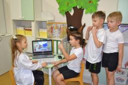 "Наураша в стране Наурандии» — это цифровая лаборатория для обучения детей естественно-научным дисциплинам в игровой форме. Она предназначена для дошкольников и учеников начальной школы, помогает изучать физические явления, развивать любознательность и исследовательские навыки.