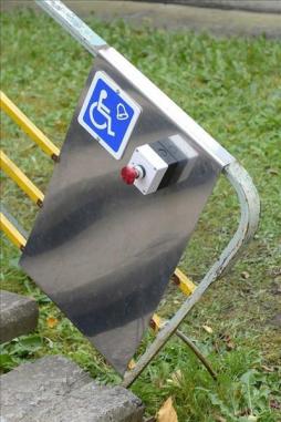 Наличие пандуса с кнопкой вызова персонала.